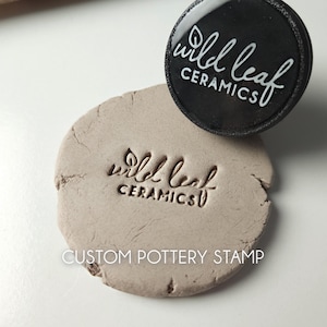 May include: A handmade wooden chopping board with a natural wood grain. The board is rectangular with rounded corners and a juice groove. It measures approximately 40 cm long, 30 cm wide, and 2.5 cm thick.