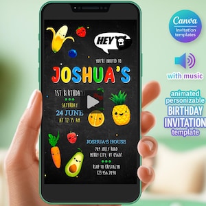 Może przedstawiać: Ekran smartfona wyświetla kolorowy szablon zaproszenia urodzinowego. Projekt zawiera kreskówkowe owoce i tekst "JOSHUA'S 1ST BIRTHDAY!" z datą i godziną. Dodatkowy tekst zawiera "HEY" i "with music."