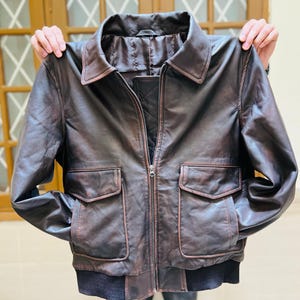 Men’s Vintage Brown Leather Bomber Jacket Classic Aviator Flight Jacket Genuine Sheepskin Leather Outerwear Soft Durable Military-Style Coat