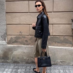 Chaqueta de cuero negra para mujer, abrigo corto minimalista de cuero, chaqueta motera recortada elegante, abrigo de cuero auténtico – Chaqueta motera clásica negra