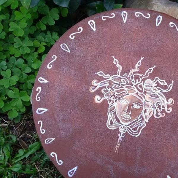 Scudo in legno della dea Atena con Medusa