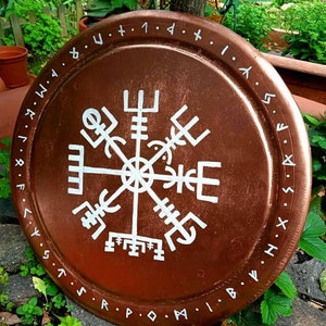 Wood shield with Vegvisir and Runes