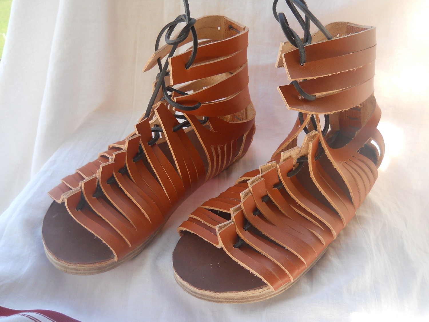 Первые сандали. Калиги обувь древний Рим. Обувь легионеров древнего Рима калиги. Обувь древнего Рима Солеа. Сапоги калиги Рим.