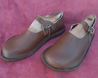 SCARPE IN PELLE di ispirazione medievale