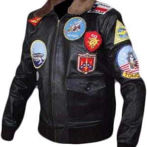 以下が含まれることがあります： 黒い革のボンバージャケット。複数の刺繍パッチが付いています。茶色の毛皮の襟、ジッパー開閉、2つのフロントポケットが特徴です。パッチには軍事および航空をテーマにしたデザインが含まれています。ジャケットはリブ編みの裾と袖口が付いています。