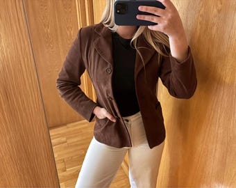 Brun mockakavaj: Figursydd äkta skinnjacka, minimalistisk 90-talsstil