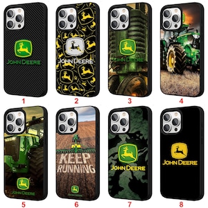 Puede incluir: Colección de ocho fundas para teléfono con el logotipo de John Deere y diseños de tractores. Las fundas incluyen una textura de fibra de carbono, un patrón de iconos de ciervos amarillos e imágenes de tractores verdes. El logotipo de John Deere se muestra en cada funda.