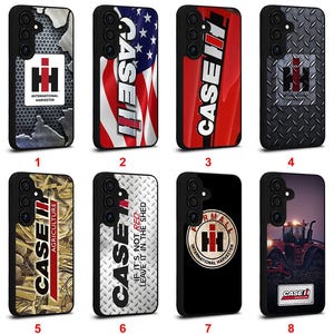 Puede incluir: Una colección de ocho fundas para teléfonos con varios diseños. Las fundas presentan los logotipos y la marca de Case IH e International Harvester. Los diseños incluyen la bandera estadounidense, placa de diamante y gráficos de tractores.