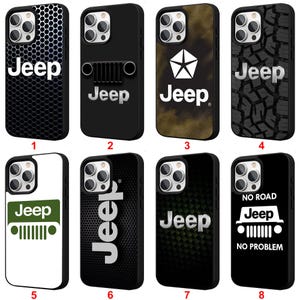 Op de afbeelding: Collectie van acht telefoonhoesjes met het Jeep-logo en diverse ontwerpen. De hoesjes tonen de Jeep-naam in het wit, samen met de Jeep-grille, bandensporen en andere afbeeldingen. De hoesjes zijn zwart, wit en olijfgroen.