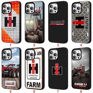 Puede incluir: Ocho fundas para teléfono con diseños agrícolas. Los diseños incluyen el logotipo de International Harvester, tractores Case IH y texturas como placa de diamante y fibra de carbono. Cada funda es negra con un diseño único.