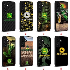 Puede incluir: Ocho fundas para teléfono con la marca John Deere. Los diseños incluyen una funda negra texturizada, una funda negra con un patrón de ciervos amarillos y fundas con imágenes de tractores. Las fundas son de varios colores.