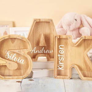 Tirelire en bois avec lettre personnalisée, cadeau en bois personnalisé pour enfants, cadeau de baby shower neutre, tirelire initiale avec nom, cadeau d&#39;anniversaire pour garçon
