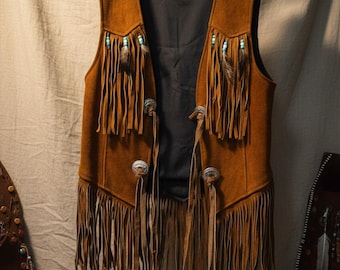 Handgjord väst i mocka med fransar, turkos och fjäderdetaljer - Boho Western-stil