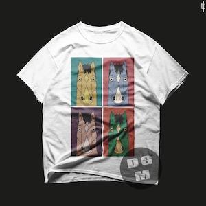 Könnte beinhalten: Weißes T-Shirt mit einem Motiv aus vier verschiedenen farbigen Pferdeköpfen in einem Rastermuster. Jedes Pferd hat einen andersfarbigen Hintergrund.