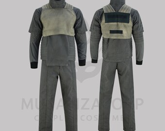 Op de afbeelding: Grijs tweedelig kostuum met een hoge kraag en een vestachtig bovenstuk. Het kostuum bevat een shirt met lange mouwen, een broek en een vest met een contrasterend tan paneel. De outfit is ontworpen voor cosplay of kostuumevenementen.