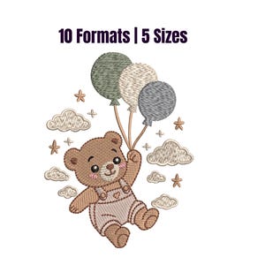 Könnte beinhalten: Gesticktes Design mit einem braunen Teddybären, der mit drei Ballons in Grün- und Grautönen schwebt. Der Bär trägt eine Latzhose und ist von Wolken und Sternen umgeben. Der Text oben lautet "10 Formate | 5 Größen."