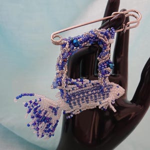 Könnte beinhalten: Eine weiße Keramik-Tasse mit schwarzem Henkel und dem Text "But First, Coffee" in schwarzer, handschriftlicher Schrift. Die Tasse steht auf einer weißen Oberfläche.