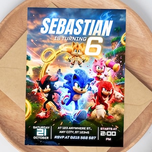 Może przedstawiać: Zaproszenie na przyjęcie urodzinowe z postaciami z Sonic the Hedgehog. Na zaproszeniu widnieje napis "Sebastian kończy 6 lat" ze szczegółami wydarzenia. Projekt obejmuje niebiesko-żółtą kolorystykę z pozami akcji.
