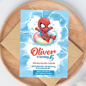 Pode incluir: Um convite de aniversário com um Homem-Aranha de desenho animado flutuando em uma piscina. O convite é para o 5º aniversário de Oliver, com data, hora e local. O convite tem um fundo azul com gráficos de água.