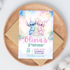 Puede incluir: Una invitaci&oacute;n de cumplea&ntilde;os en acuarela con los personajes Stitch y Angel sosteniendo un pastel. La invitaci&oacute;n dice "Olivia's 5th Birthday" con detalles del evento. La invitaci&oacute;n est&aacute; en una bandeja de madera con un sobre marr&oacute;n.