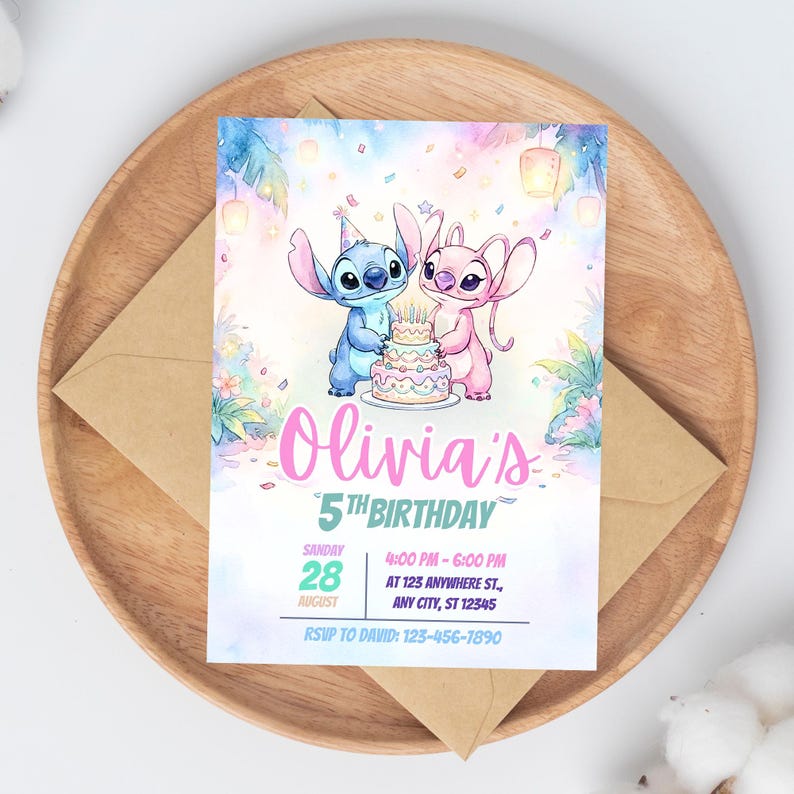 Puede incluir: Una invitaci&oacute;n de cumplea&ntilde;os en acuarela con los personajes Stitch y Angel sosteniendo un pastel. La invitaci&oacute;n dice "Olivia's 5th Birthday" con detalles del evento. La invitaci&oacute;n est&aacute; en una bandeja de madera con un sobre marr&oacute;n.