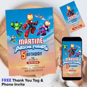 以下が含まれることがあります： 「Martine and Awesome Friends 5th Birthday」のテキストと漫画のスーパーヒーローが特徴の誕生日パーティーの招待状。サンキュータグと電話招待状が含まれています。招待状は木製のトレイにあります。