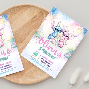 Puede incluir: Dos invitaciones de cumplea&ntilde;os con los personajes Stitch y Angel, sosteniendo un pastel. Las invitaciones est&aacute;n decoradas con elementos florales y de linternas al estilo acuarela. El texto dice "5&ordm; Cumplea&ntilde;os de Olivia" con detalles del evento.
