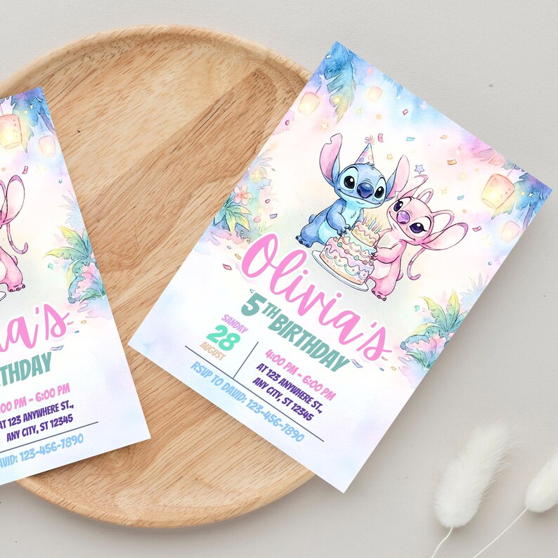 Puede incluir: Dos invitaciones de cumplea&ntilde;os con los personajes Stitch y Angel, sosteniendo un pastel. Las invitaciones est&aacute;n decoradas con elementos florales y de linternas al estilo acuarela. El texto dice "5&ordm; Cumplea&ntilde;os de Olivia" con detalles del evento.