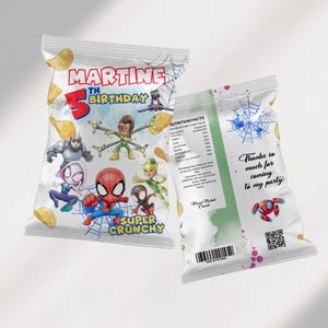 Op de afbeelding: Twee zakken chips met een superheldenthema. Eén zak bevat de tekst "MARTINE 5TH BIRTHDAY" en superheldenpersonages. De andere zak zegt "Bedankt voor je komst naar mijn feest!" en heeft een QR-code.