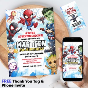 Op de afbeelding: Een verjaardagsuitnodiging met superheldenthema met de tekst "MARTEEN 5th BIRTHDAY" en verschillende stripfiguren. Inclusief een bedanklabel en een telefoonuitnodiging. De uitnodiging ligt op een houten oppervlak.