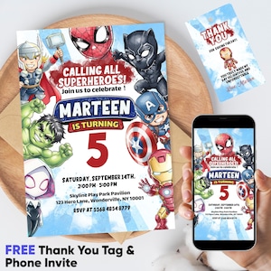 Może przedstawiać: Zaproszenie na urodziny w stylu superbohaterów z napisem "Calling All Superheroes!" i "Marteen kończy 5 lat." Zawiera etykietę z podziękowaniami i zaproszenie telefoniczne.
