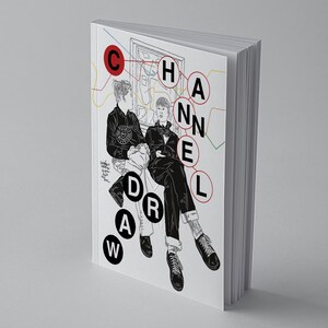 Peut inclure: Couverture de livre avec une illustration en noir et blanc de deux personnes assises. Le titre "CHANNEL DRAW" est affiché avec des lettres dans des cercles rouges et noirs. Le fond présente un design de plan de métro.