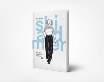 Könnte beinhalten: Ein Buch mit dem Titel "Shieldmaiden" mit einer stilisierten Illustration einer Frau in schwarzer Hose und weißem Oberteil. Der Titel ist blau, mit zusätzlichem Text auf Italienisch. Das Buchcover ist weiß.