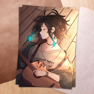 Peut inclure: Illustration d'une personne aux cheveux foncés et aux accents turquoise, jouant d'une guitare acoustique marron. La personne porte un t-shirt blanc avec l'inscription "THE STONE ROSES" et une veste verte. L'œuvre est sur fond de bois.