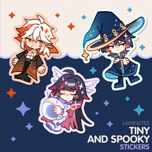 Puede incluir: Tres pegatinas laminadas con personajes de dibujos animados con disfraces espeluznantes. Una pegatina presenta un vampiro, otra un mago y la tercera un astronauta. Las pegatinas están sobre un fondo azul oscuro con estrellas y el texto "Tiny and Spooky Stickers."
