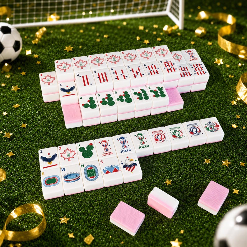 以下が含まれることがあります： カエデの葉、サボテン、ハクトウワシ、サッカー場、サッカーボールのカラフルなグラフィックが描かれた白い麻雀牌のセット。一部の牌にはJokerという文字があり、数字や文字が記されたものもあります。ピンク色の裏面の牌も含まれています。