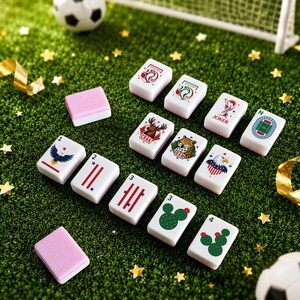 Puede incluir: Una colecci&oacute;n de fichas de mahjong rectangulares con varias ilustraciones coloridas que incluyen &aacute;guilas, cactus, un leopardo, un alce y gr&aacute;ficos de tem&aacute;tica futbol&iacute;stica, junto a dos fichas rosas s&oacute;lidas con un patr&oacute;n geom&eacute;trico.
