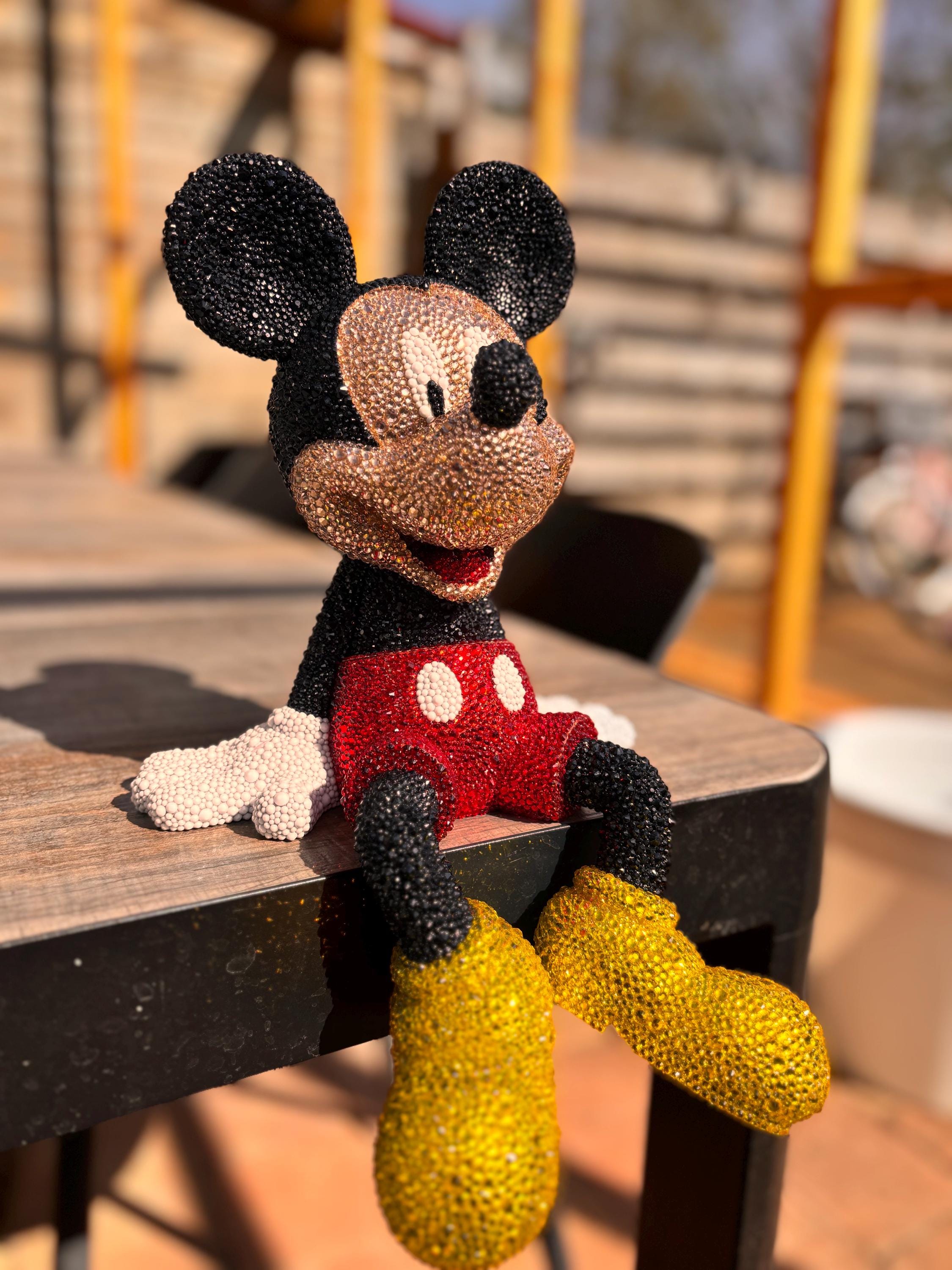 手作りのキラキラ輝くミッキーマウスの置物 – ラインストーンで覆われ