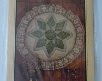Patrón de colcha con diseño de abeja y almohada de flores y estrellas