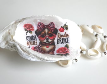 Plato para anillos y joyas con forma de concha de ostra decorada con la técnica del decoupage: Cachorro Boujee