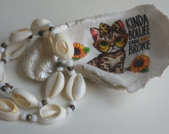 Plato para anillos y joyas con forma de concha de ostra decorado con decoupage: Gatito Boujee