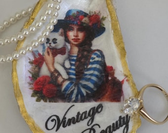 Plato para joyas con forma de concha de ostra decorado con la técnica del decoupage: Arte vintage Mujer con sombrero de jardín de flores - #VB-A