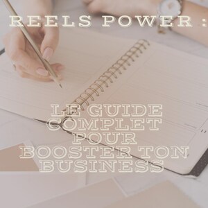Peut inclure: Un carnet à spirales ouvert sur une surface blanche, avec une main tenant un crayon au-dessus des pages. Le texte "REELS POWER" et "LE GUIDE COMPLET POUR BOOSTER TON BUSINESS" sont visibles. Des échantillons de couleurs beiges sont au premier plan.