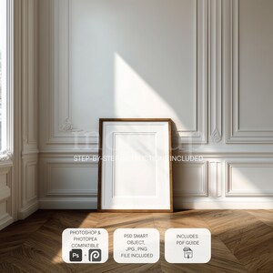 Puede incluir: Un cuadro blanco enmarcado con un marco de madera marrón se encuentra sobre un suelo de madera. El marco está centrado contra una pared blanca con molduras decorativas. Incluye el texto "STEP-BY-STEP INSTRUCTIONS INCLUDED".
