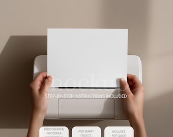Puede incluir: Una impresora blanca con un papel blanco en blanco sujeto en su lugar. La imagen incluye el texto "STEP-BY-STEP INSTRUCTIONS INCLUDED", "PHOTOSHOP & PHOTOPEA COMPATIBLE", "PSD SMART OBJECT, JPG, PNG FILE INCLUDED" e "INCLUDES PDF GUIDE".