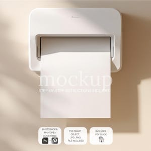 Könnte beinhalten: Ein weißer Mockup-Drucker mit einem Blatt Papier, das aus der Öffnung herausragt. Das Wort "Mockup" ist auf das Papier gedruckt. Der Text "STEP-BY-STEP INSTRUCTIONS INCLUDED" steht darunter. Drei Symbole sind unten.