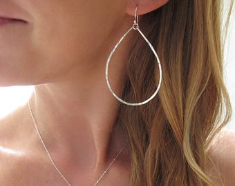 Aros de oro // Aros grandes con forma de lágrima / Aros martillados con relleno de oro de 14 quilates / Aros de plata / Aros de oro rosa