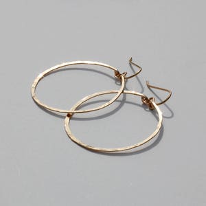 Gold Hoop Earrings / Silver Hoop Earrings Hypoallergenic 14K Gold Fill, Sterling Silver or Rose Gold Dangle Hoop Earring Hammered Hoops imagem 2