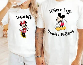 Koszulka Disney Trouble Couple, Koszulka Where I Go Trouble Follows, Koszulka Mickey Minnie, Koszulka Disney Trip, Koszulki dla par, Zabawna koszulka Disney