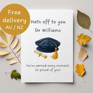 Carte personnalisée de félicitations pour l'obtention du diplôme de doctorat ; Carte personnalisée pour titulaire d'un doctorat ; Carte de fin d'études avec chapeau de doctorat ; Carte pour nouveau médecin